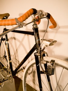 Svart Bianchi customcykel lindat styre retro-cykellampa