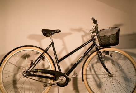 Svalan begagnad damcykel med cykelkorg
